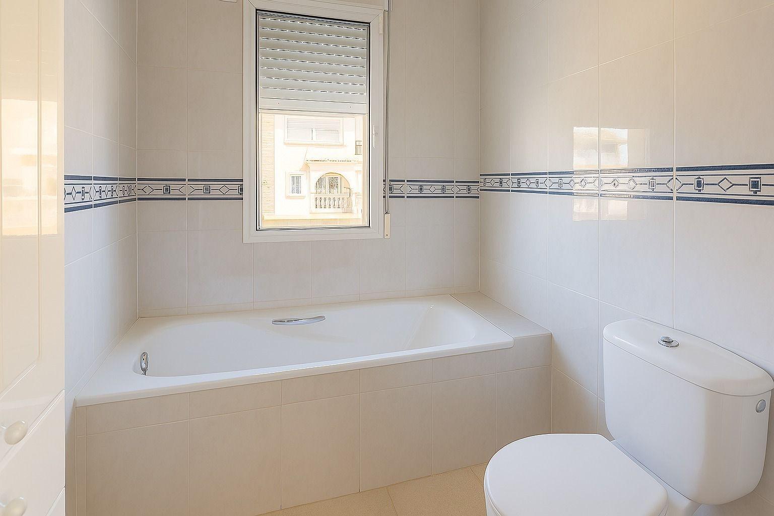 ADOSADO EN PLAYA FLAMENCA CON JARDIN Y PISCINA COMUNITARIA. 2 DORM. 2 BAÑOS. PARKING. 2 TERRAZAS GRANDES.
