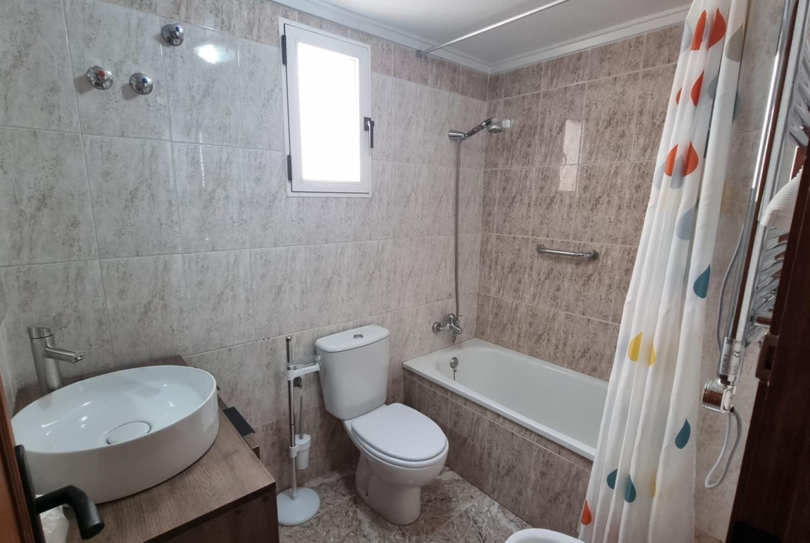 Apartamento semireformado a escasos metros de la playa !