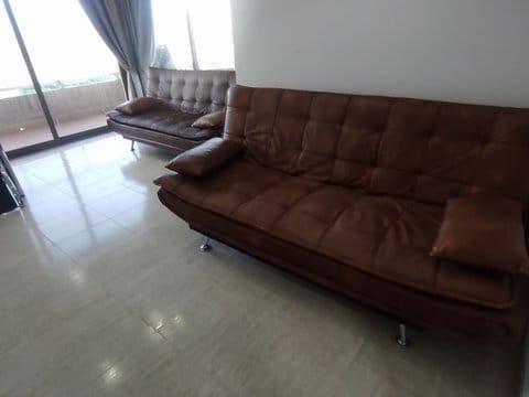 Bonito apartamento con vistas al mar y a la montaña, amueblado y equipado.