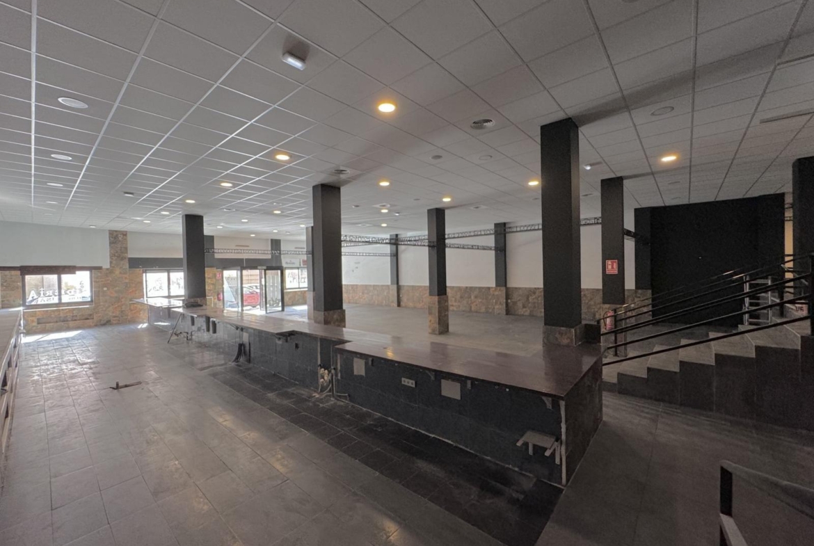 LOKALE COMERCIËLE CON SUPERFICIE DE 780 M2. SEGUNDA LINEA DE PLAYA. 70 METROS DEL MAR.