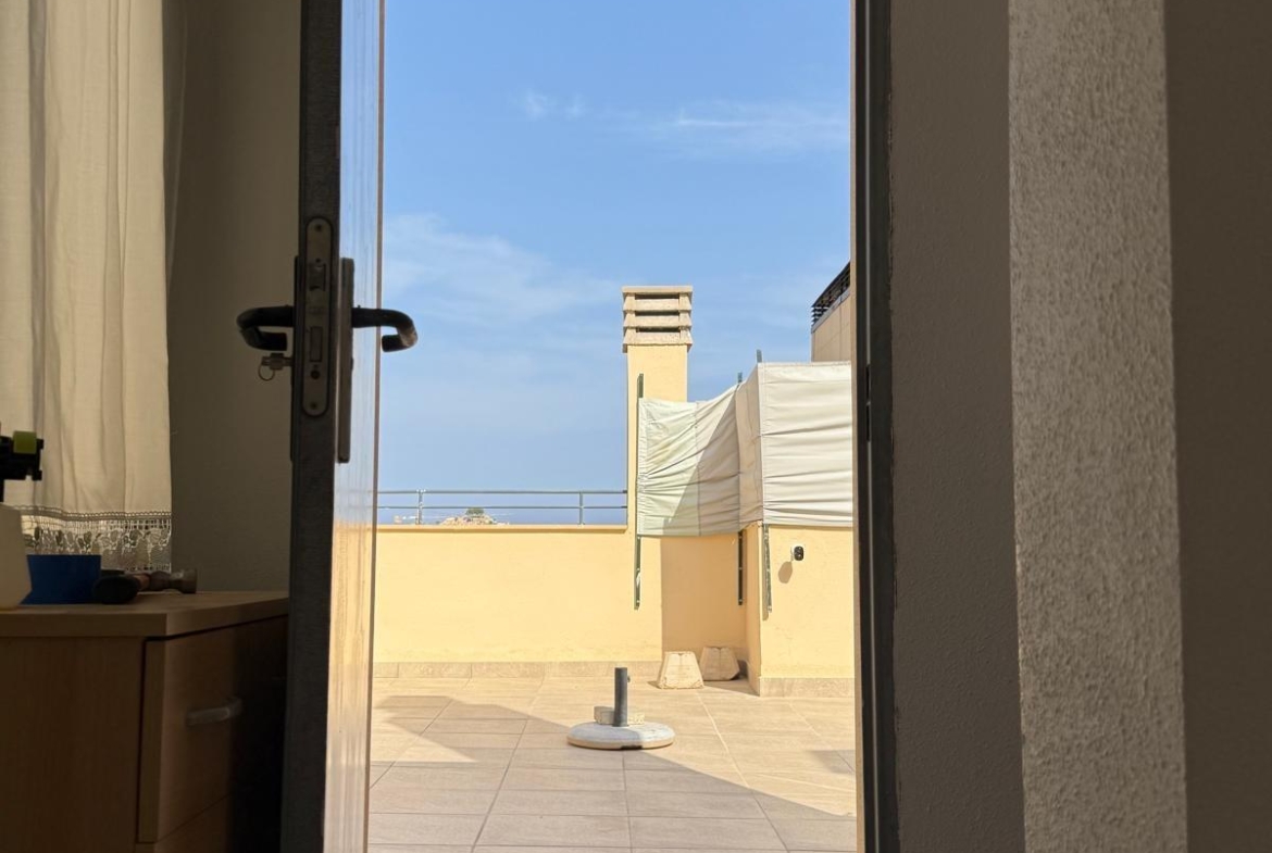 Ático Dúplex con Solárium Privado y Vistas a la Cala de Finestrat