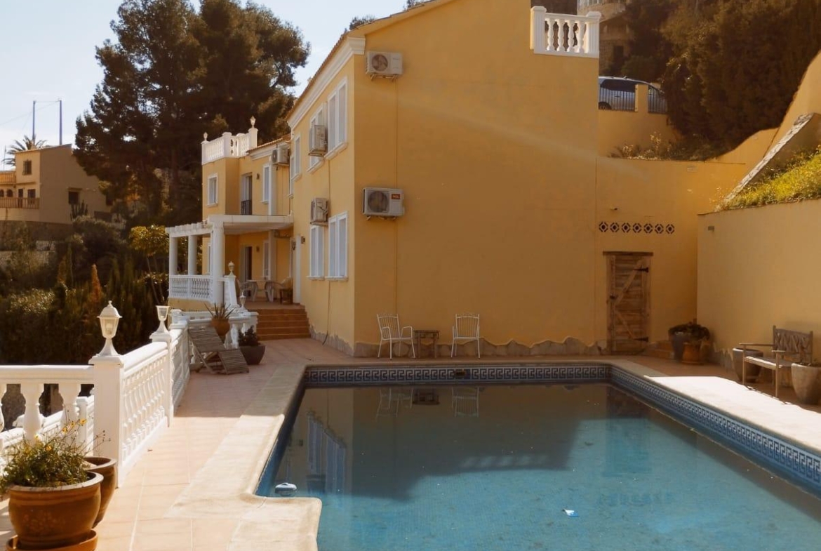 Exclusieve villa in Calpe met panoramisch uitzicht en een grote investeringsmogelijkheid