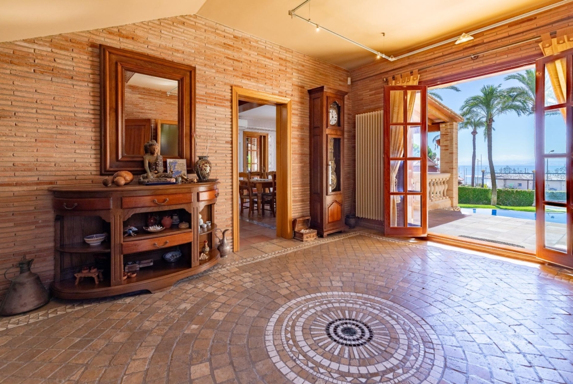Exceptional Beachfront Villa: Luxury Steps Away from the Beach