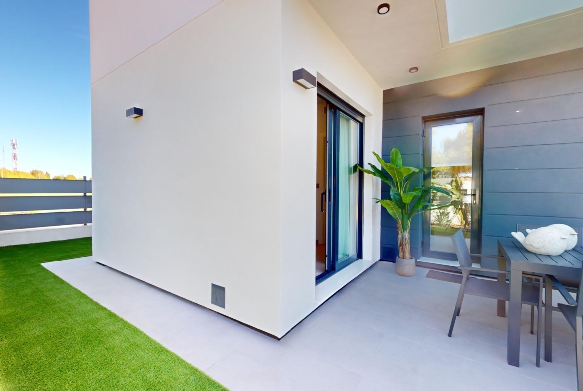 Detached modern villas placed in Roda Golf, Murcia
