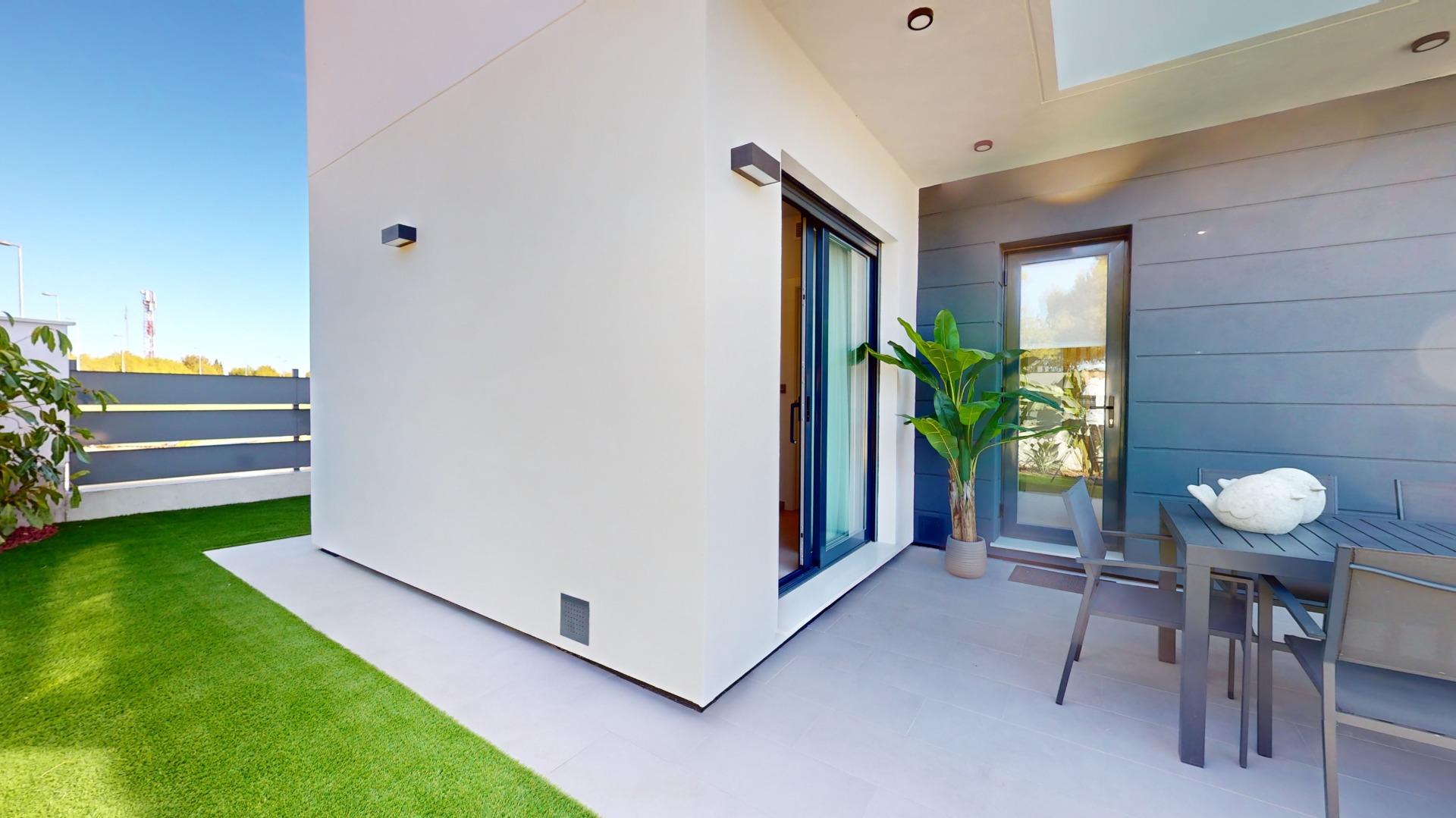 2-9-81 Detached modern villas placed in Roda Golf, Murcia