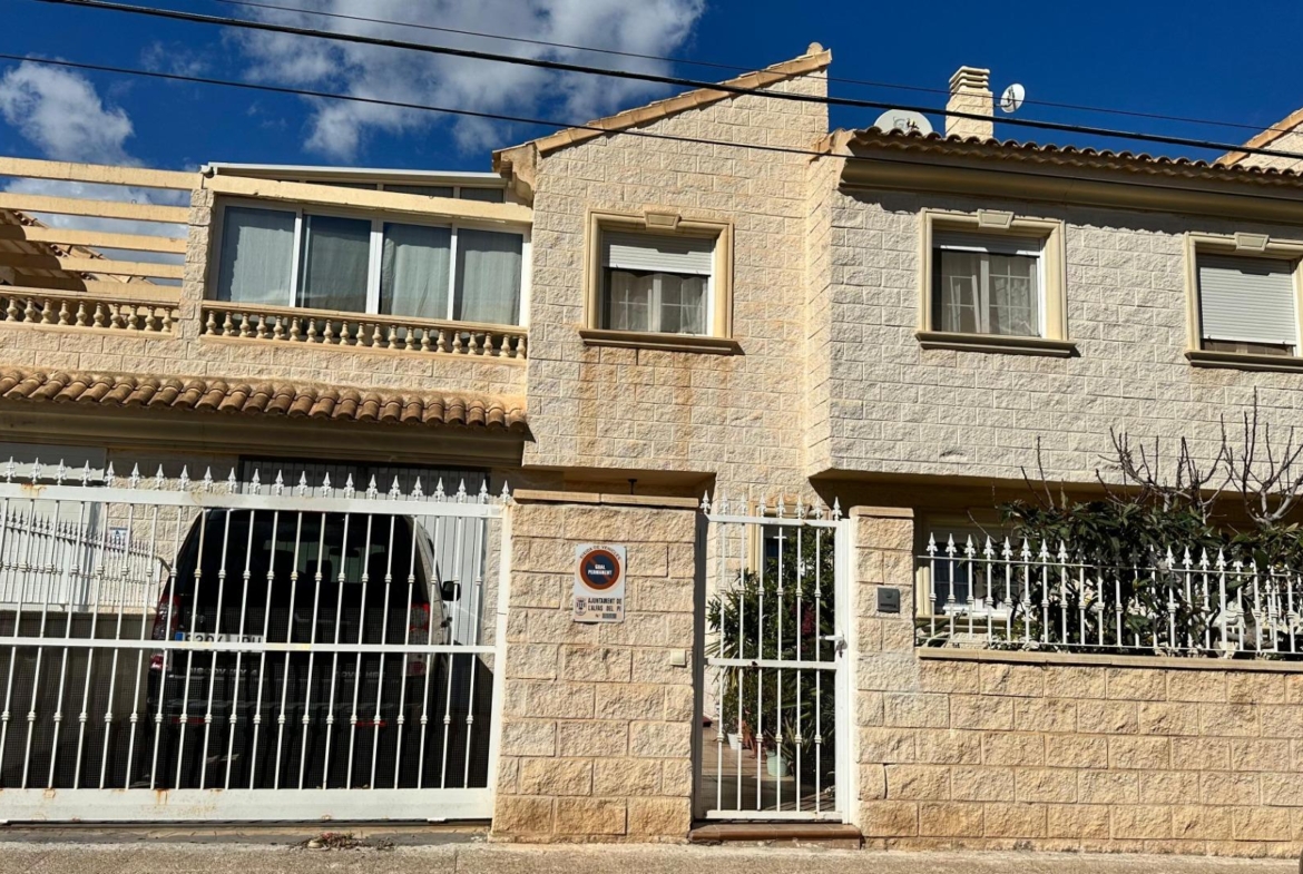 Prachtig herenhuis in Albir met tuin 15 minuten lopen van het strand!