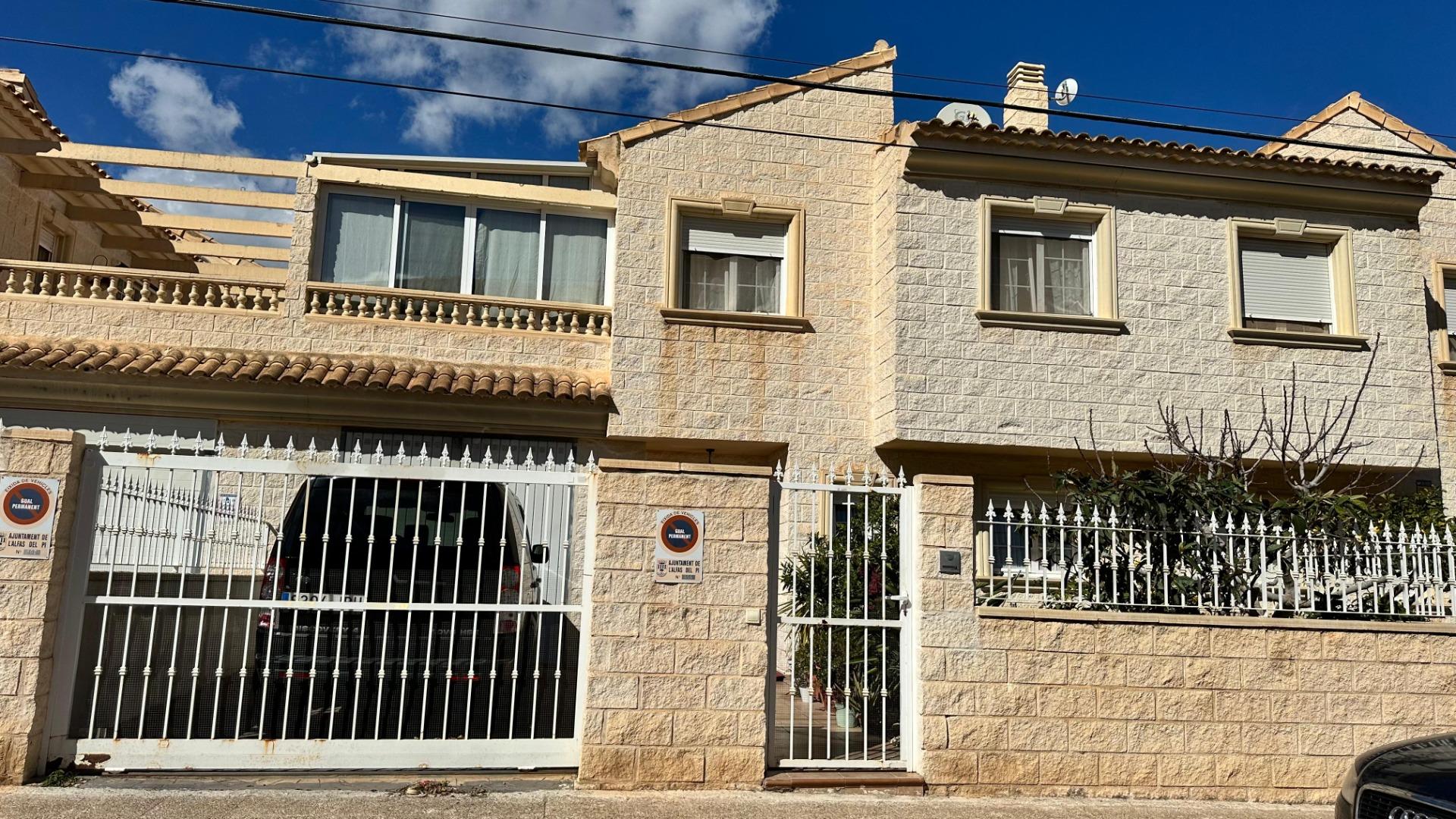 Prachtig herenhuis in Albir met tuin 15 minuten lopen van het strand!