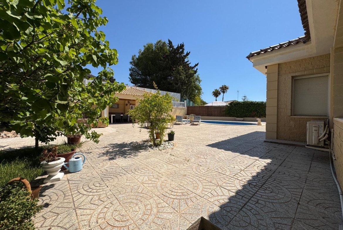 VILLA DE LIJO EN CAMPOAMOR CON 639 M2 DE CASA. PARCELA 800 M2. PISCINA PROPIA. 5 DORM. 4 BAÑOS. PLAYA A 650 METROS.