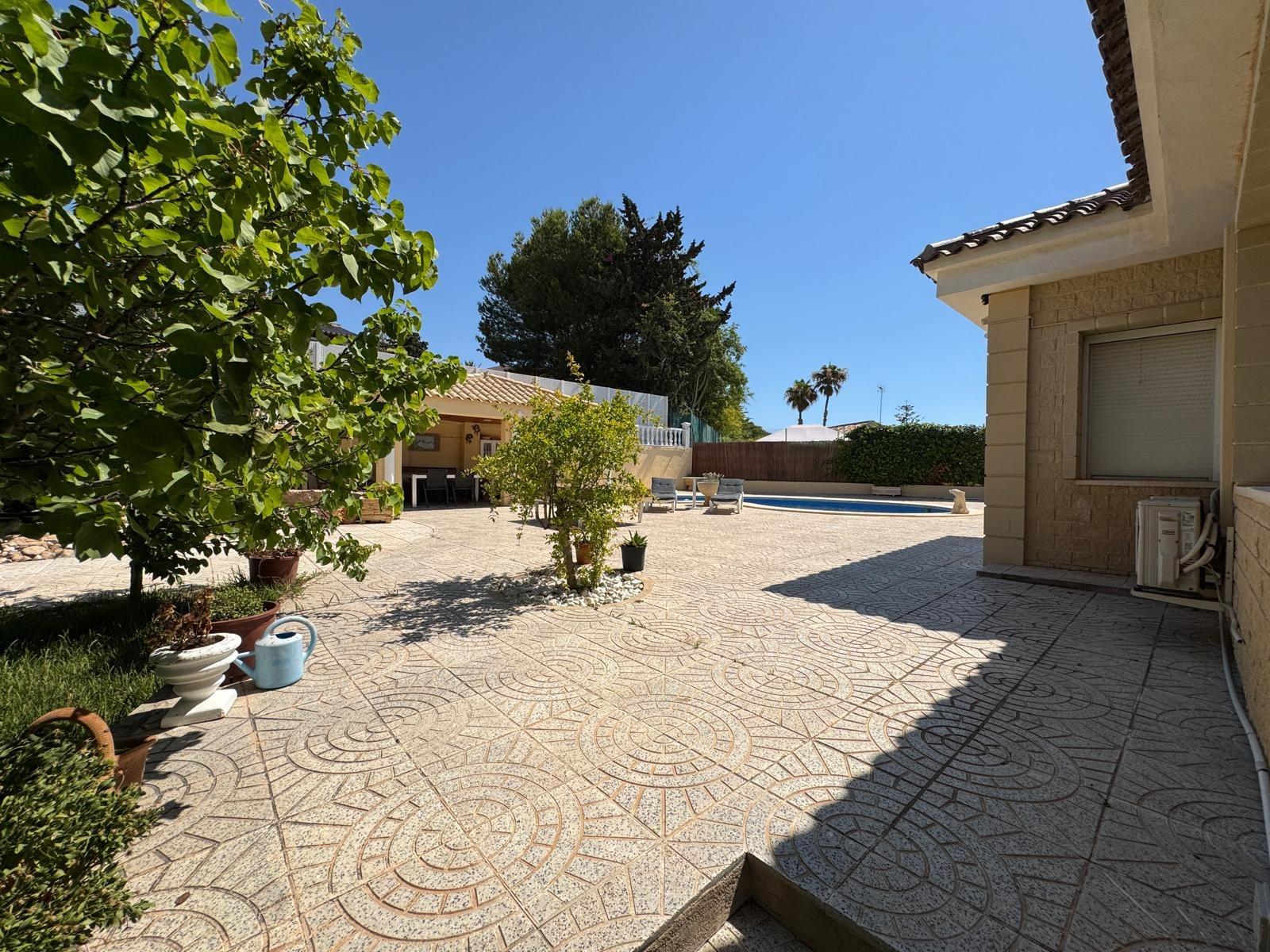 2-90-4 VILLA DE LIJO EN CAMPOAMOR CON 639 M2 DE CASA. PARCELA 800 M2. PISCINA PROPIA. 5 DORM. 4 BAÑOS. PLAYA A 650 METROS.