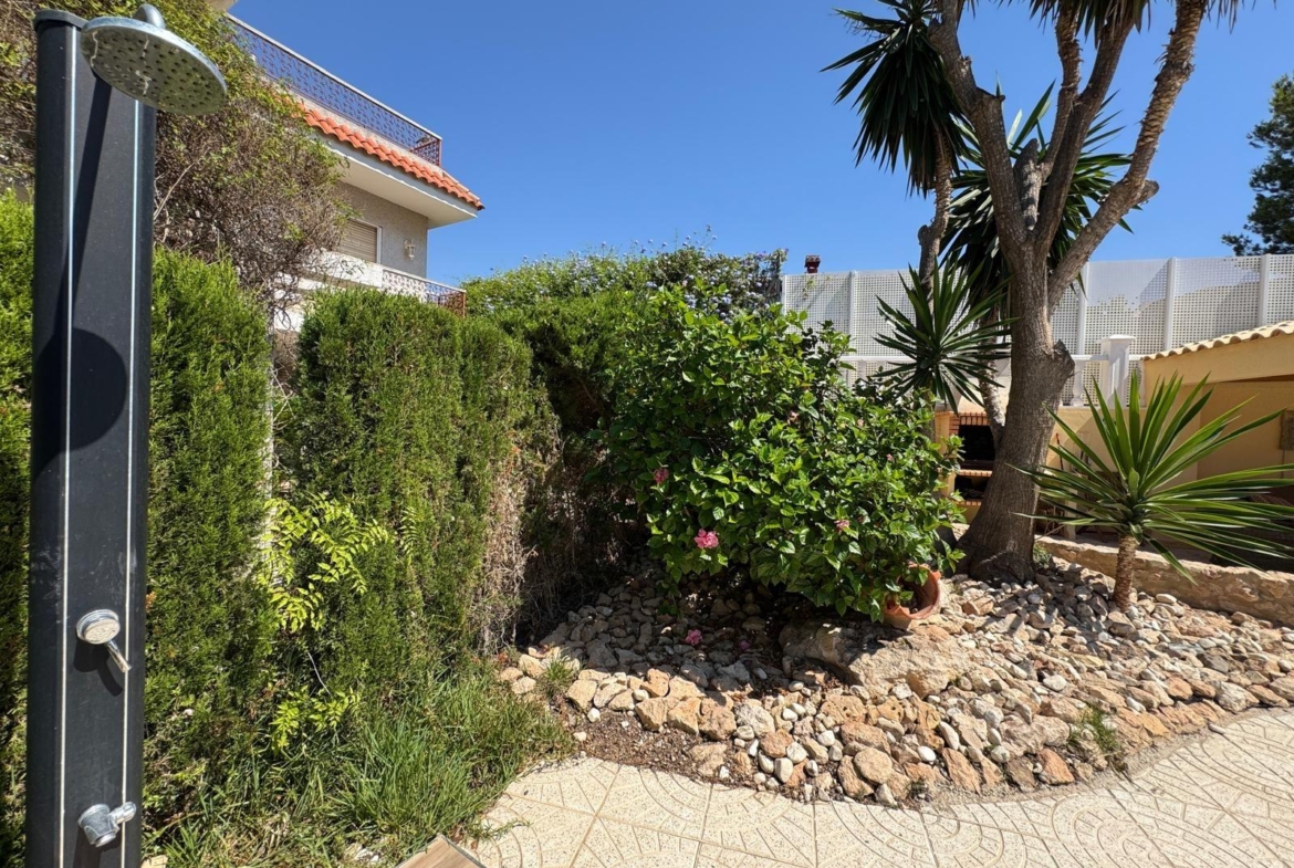 VILLA DE LIJO EN CAMPOAMOR CON 639 M2 DE CASA. PARCELA 800 M2. PISCINA PROPIA. 5 DORM. 4 BAÑOS. PLAYA A 650 METROS.