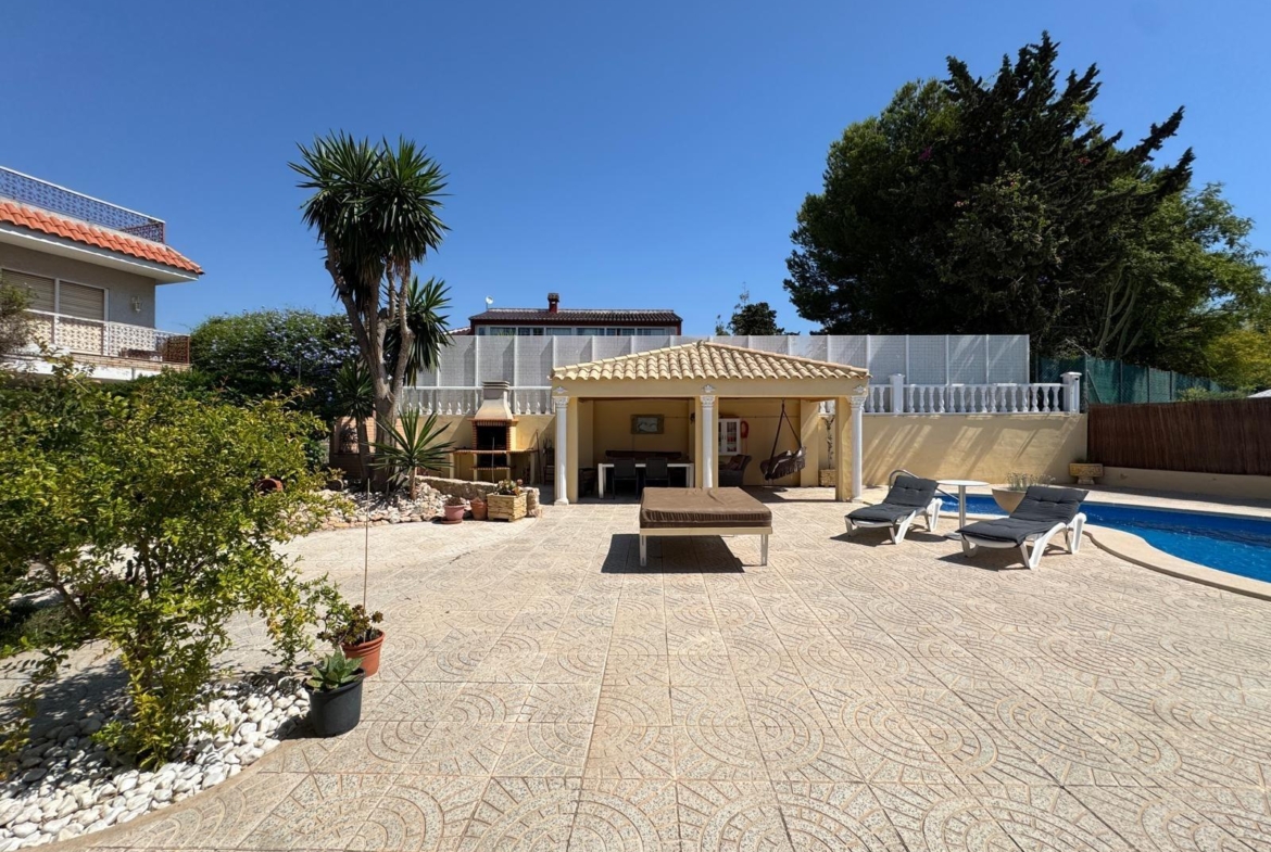 VILLA DE LIJO EN CAMPOAMOR CON 639 M2 DE CASA. PARCELA 800 M2. PISCINA PROPIA. 5 DORM. 4 BAÑOS. PLAYA A 650 METROS.