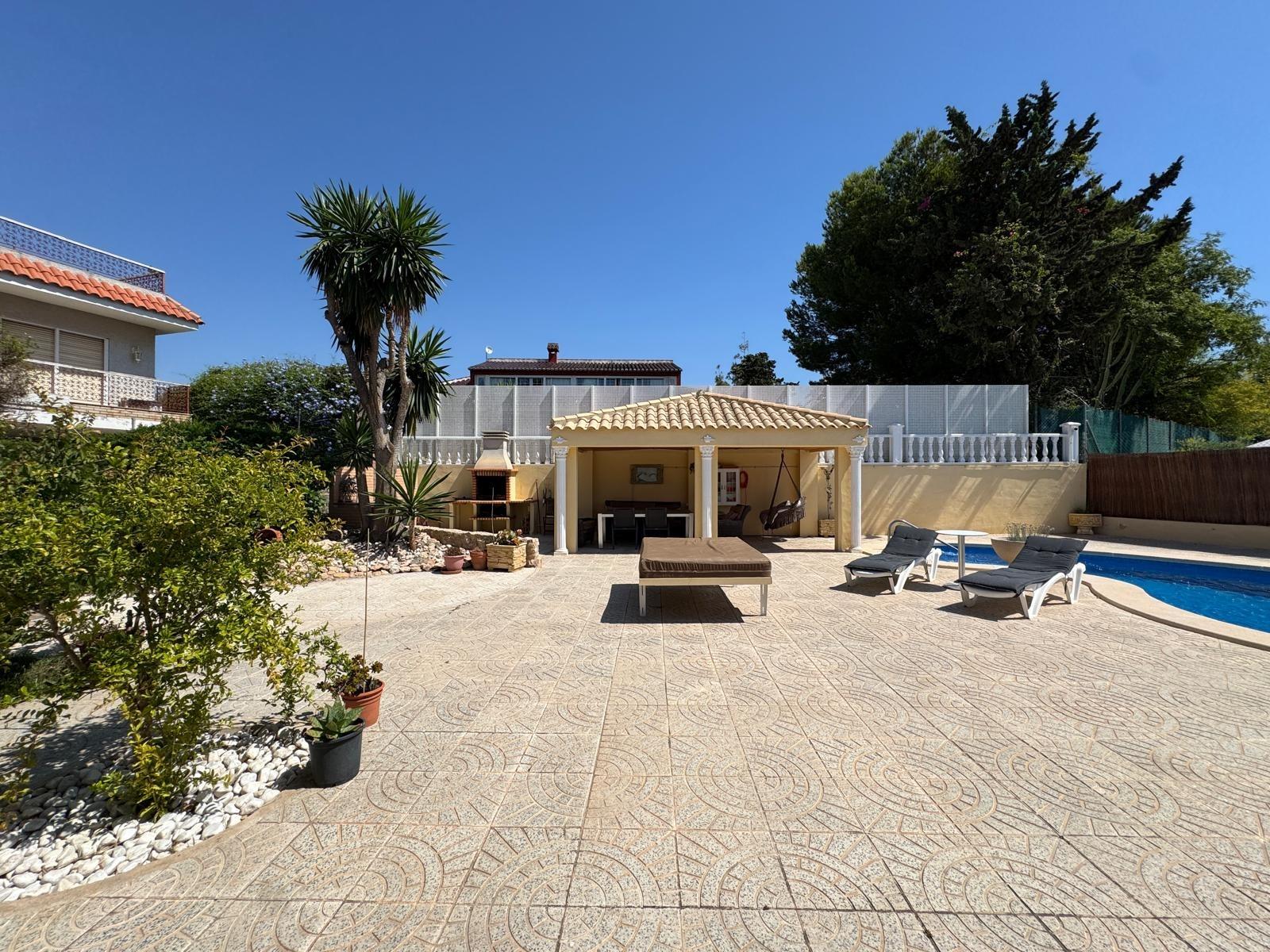 2-92-4 VILLA DE LIJO EN CAMPOAMOR CON 639 M2 DE CASA. PARCELA 800 M2. PISCINA PROPIA. 5 DORM. 4 BAÑOS. PLAYA A 650 METROS.