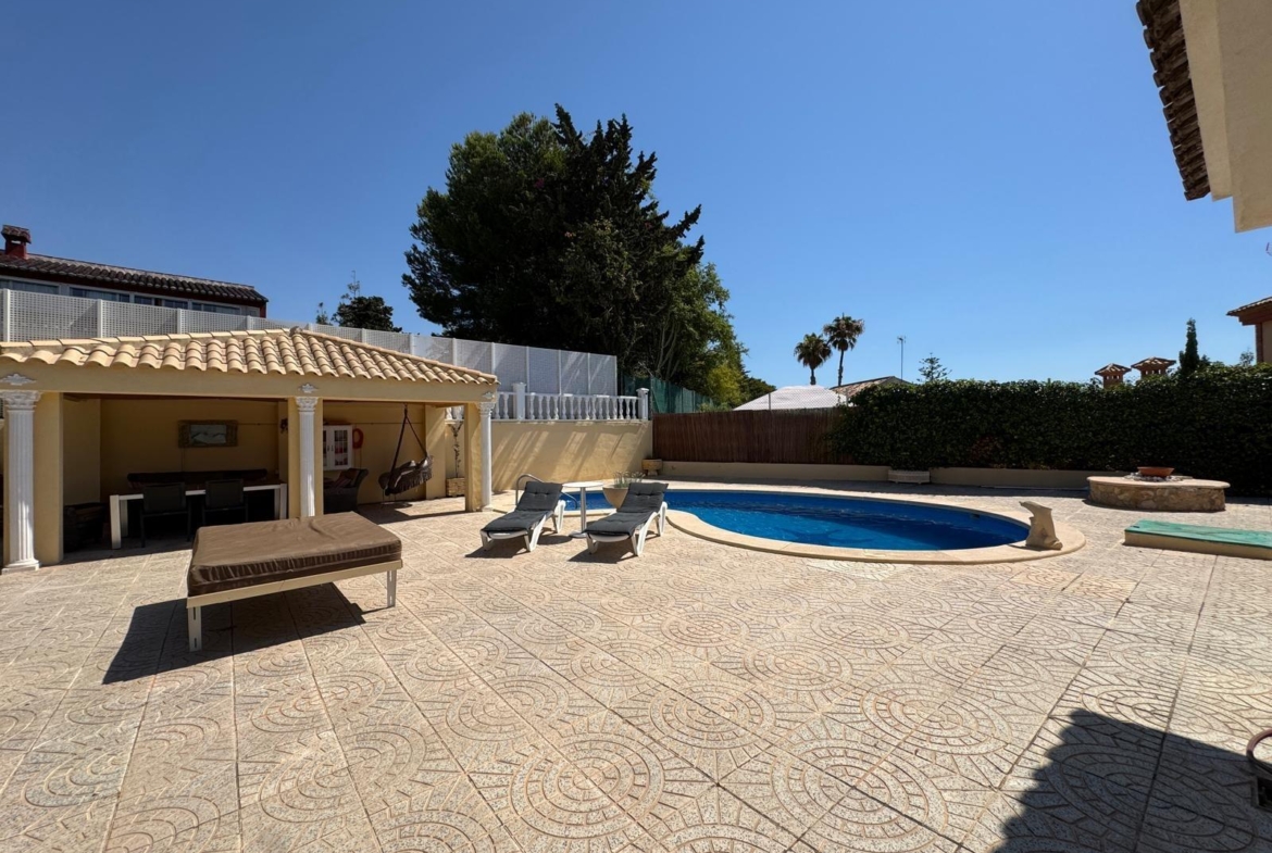 VILLA DE LIJO EN CAMPOAMOR CON 639 M2 DE CASA. PARCELA 800 M2. PISCINA PROPIA. 5 DORM. 4 BAÑOS. PLAYA A 650 METROS.