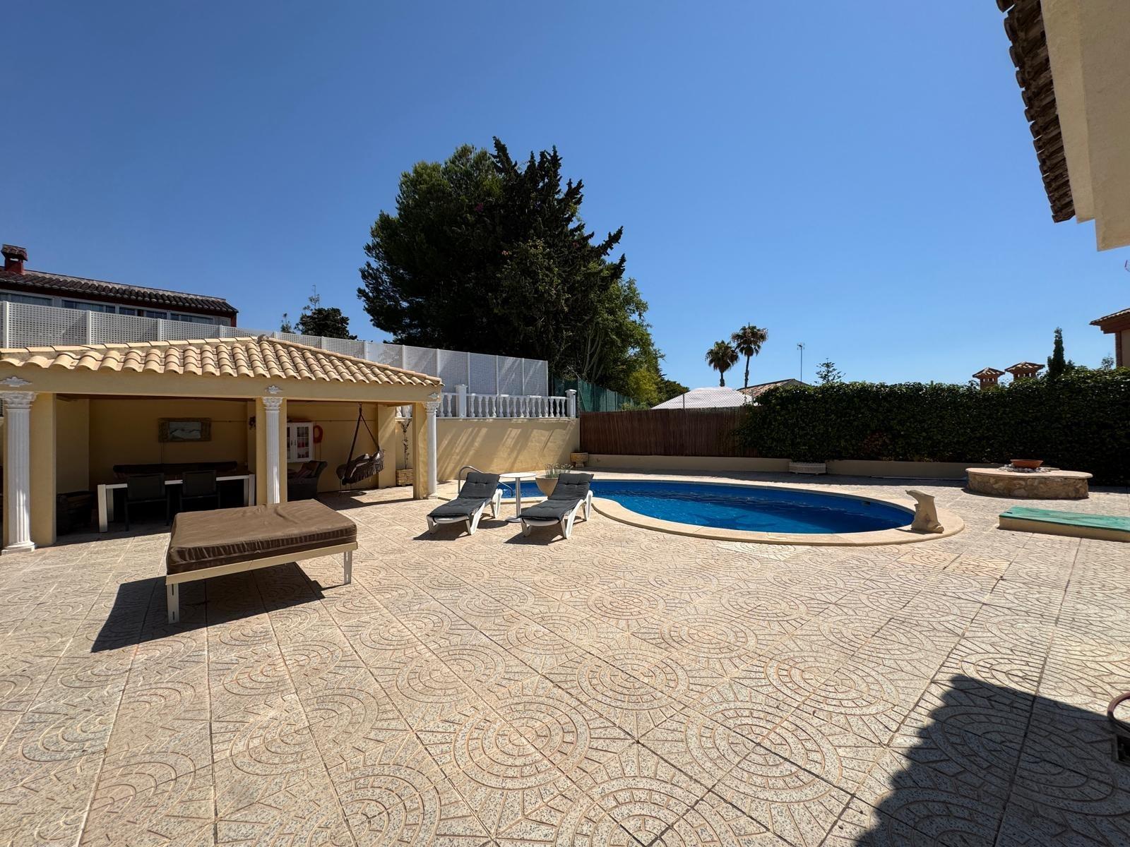 2-93-4 VILLA DE LIJO EN CAMPOAMOR CON 639 M2 DE CASA. PARCELA 800 M2. PISCINA PROPIA. 5 DORM. 4 BAÑOS. PLAYA A 650 METROS.