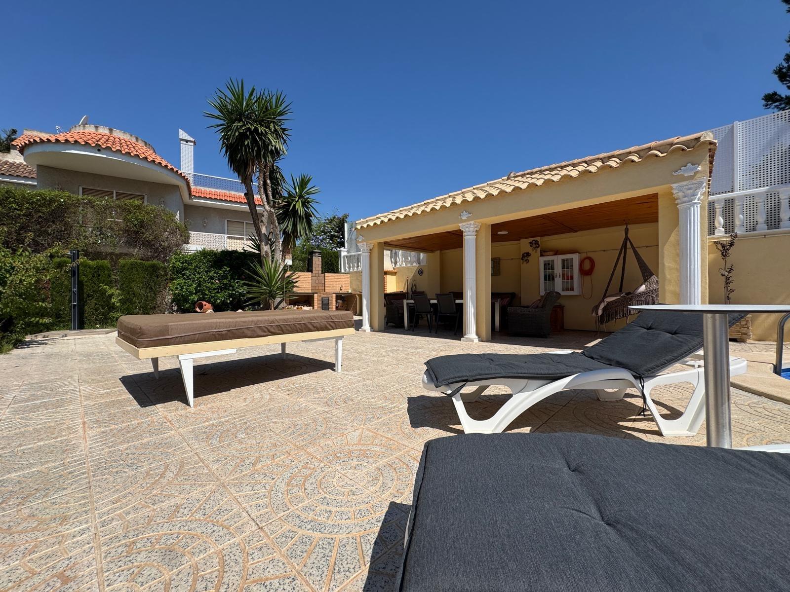 2-94-4 VILLA DE LIJO EN CAMPOAMOR CON 639 M2 DE CASA. PARCELA 800 M2. PISCINA PROPIA. 5 DORM. 4 BAÑOS. PLAYA A 650 METROS.