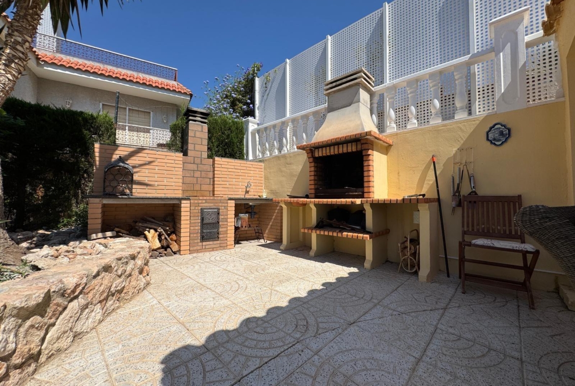VILLA DE LIJO EN CAMPOAMOR CON 639 M2 DE CASA. PARCELA 800 M2. PISCINA PROPIA. 5 DORM. 4 BAÑOS. PLAYA A 650 METROS.