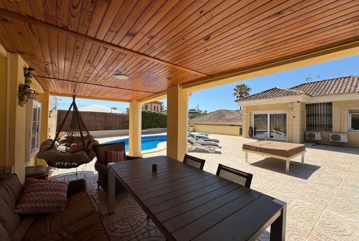 VILLA DE LIJO EN CAMPOAMOR CON 639 M2 DE CASA. PARCELA 800 M2. PISCINA PROPIA. 5 DORM. 4 BAÑOS. PLAYA A 650 METROS.