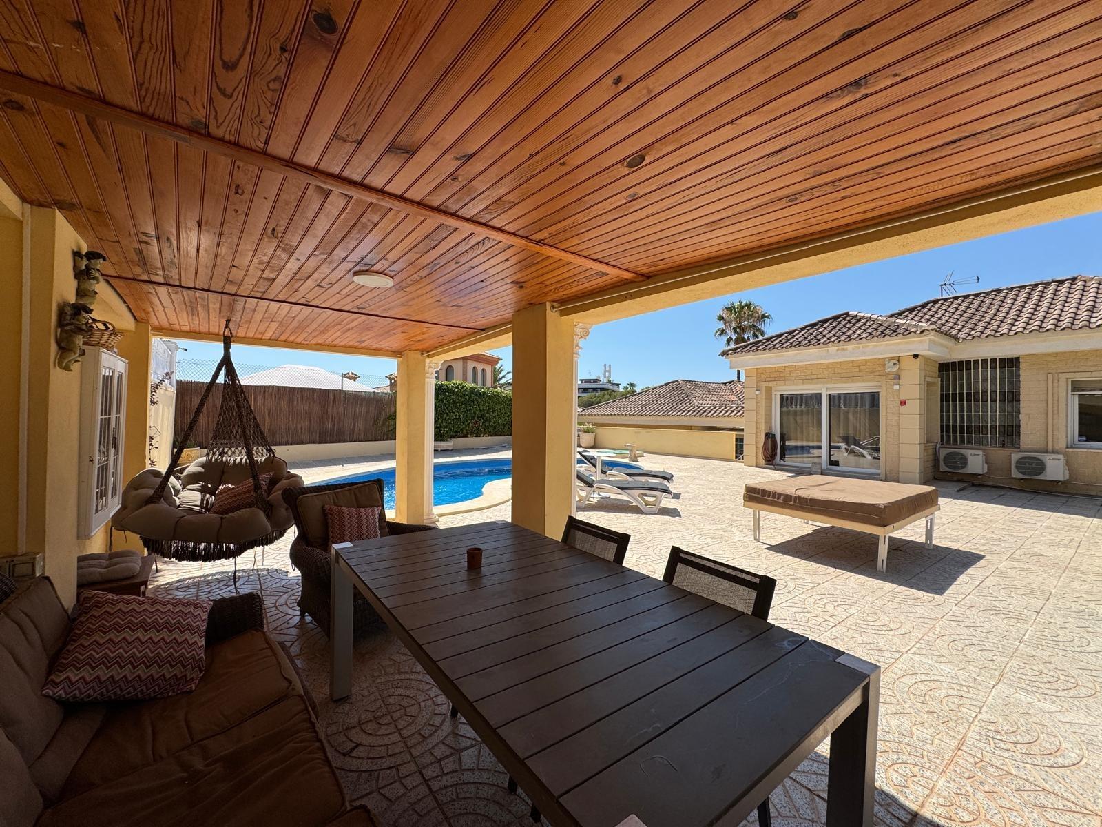 2-98-2 VILLA DE LIJO EN CAMPOAMOR CON 639 M2 DE CASA. PARCELA 800 M2. PISCINA PROPIA. 5 DORM. 4 BAÑOS. PLAYA A 650 METROS.