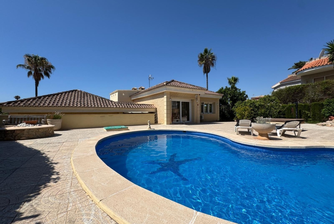 VILLA DE LIJO EN CAMPOAMOR CON 639 M2 DE CASA. PARCELA 800 M2. PISCINA PROPIA. 5 DORM. 4 BAÑOS. PLAYA A 650 METROS.