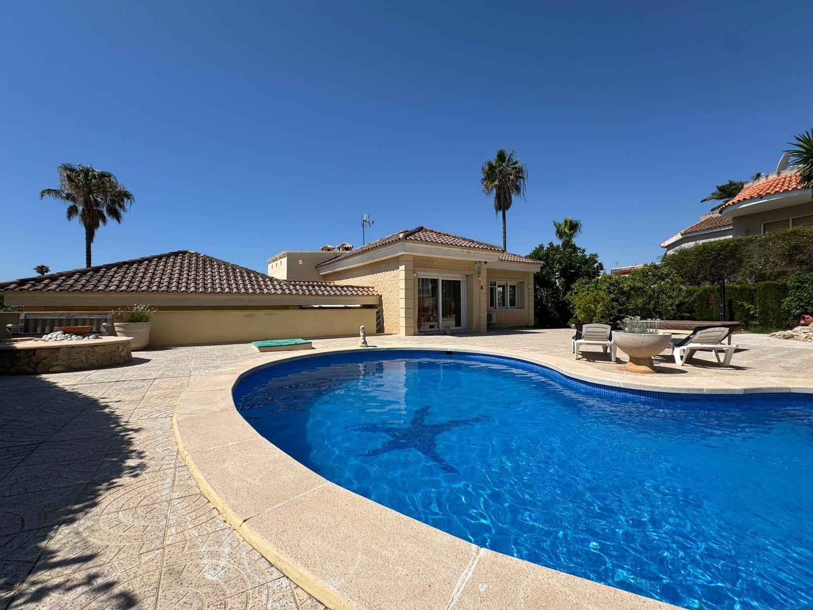 2-99-2 VILLA DE LIJO EN CAMPOAMOR CON 639 M2 DE CASA. PARCELA 800 M2. PISCINA PROPIA. 5 DORM. 4 BAÑOS. PLAYA A 650 METROS.