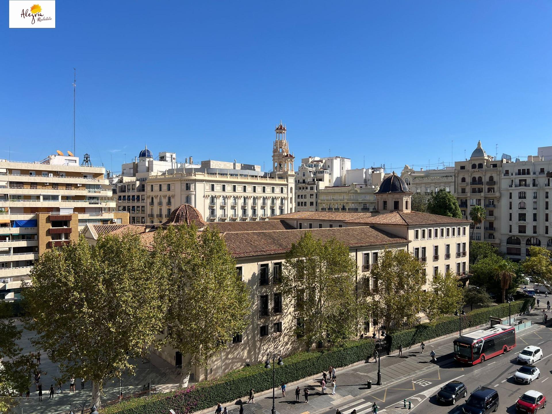 20-14-1 !!! EXTRAORDINARY DUPLEX IN THE HISTORIC CENTER OF VALENCIA