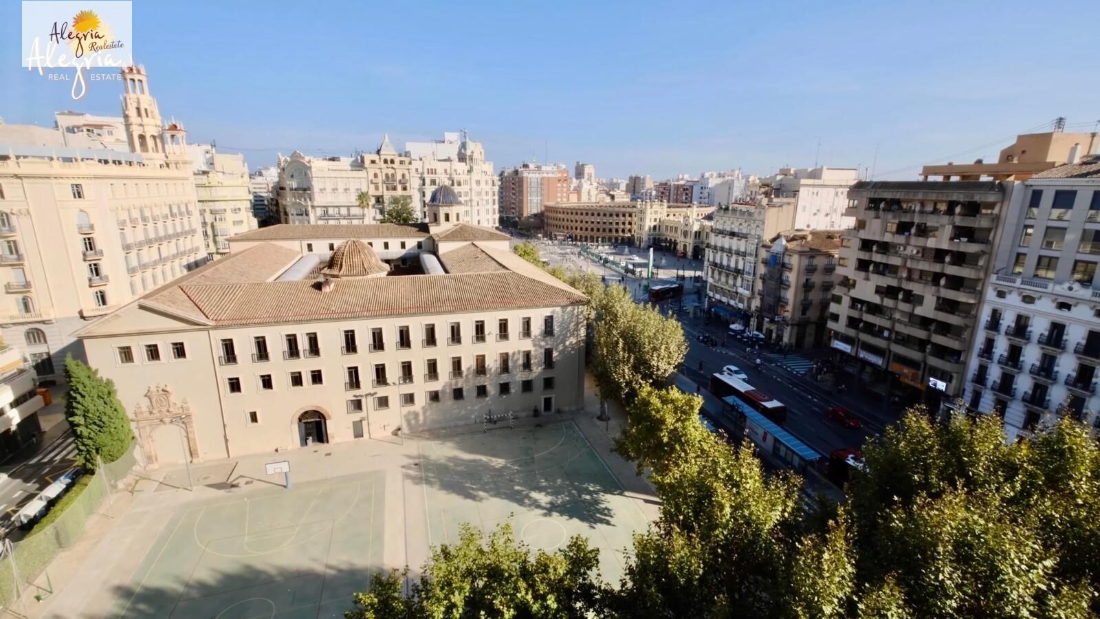20-3-1 !!! EXTRAORDINARY DUPLEX IN THE HISTORIC CENTER OF VALENCIA
