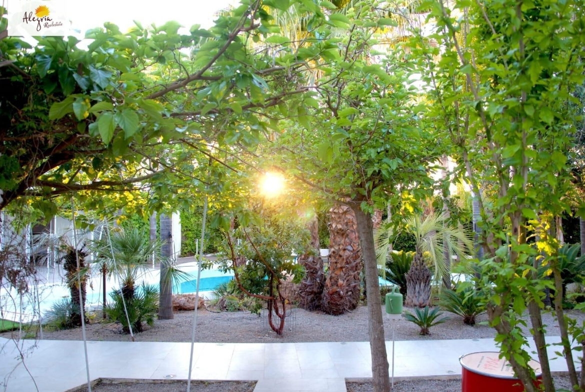 EXCLUSIVE VILLA-OASIS WITH GUEST-HOUSES (BÉTERA)