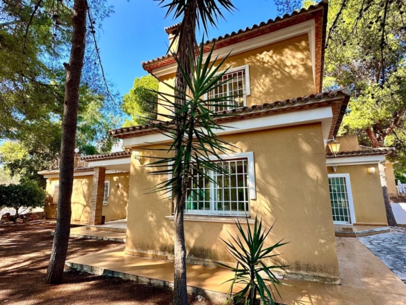 Detached villa close to the sea in Las Rotas