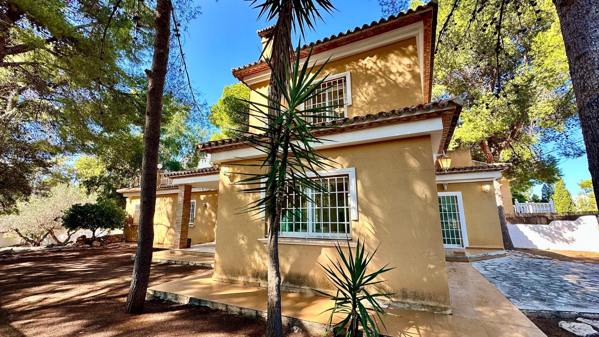 23-1 Detached villa close to the sea in Las Rotas