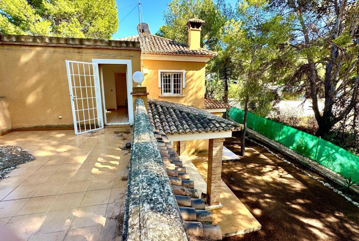 Detached villa close to the sea in Las Rotas