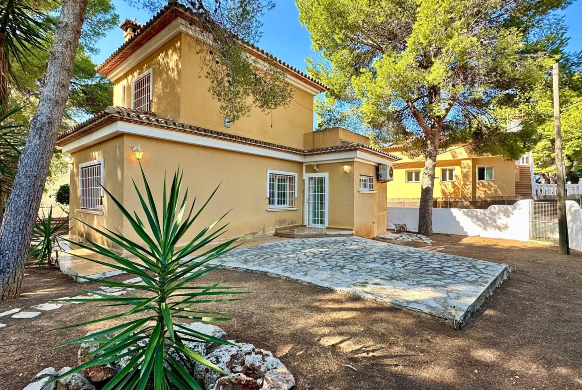 Detached villa close to the sea in Las Rotas