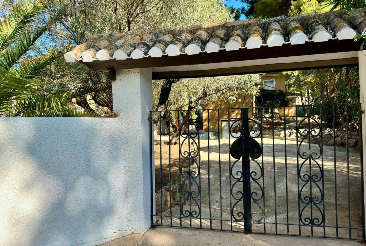 Detached villa close to the sea in Las Rotas