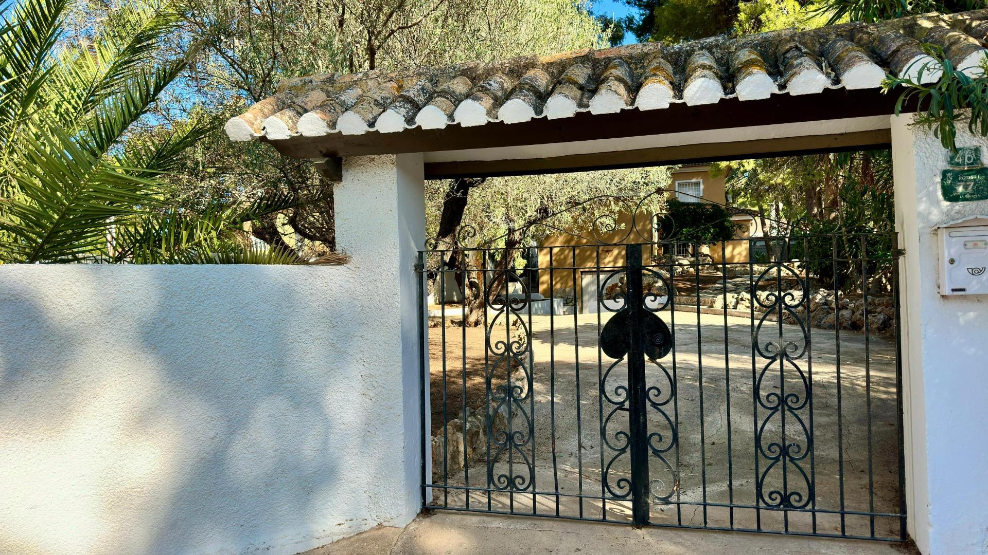 23-25 Detached villa close to the sea in Las Rotas