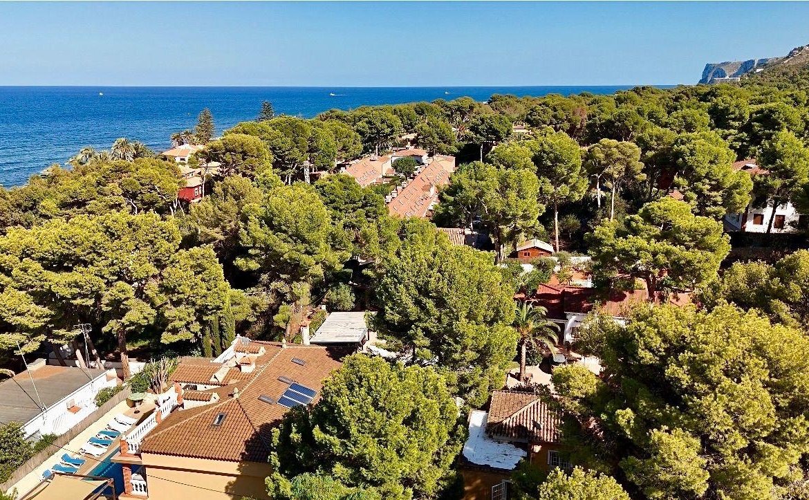 Detached villa close to the sea in Las Rotas