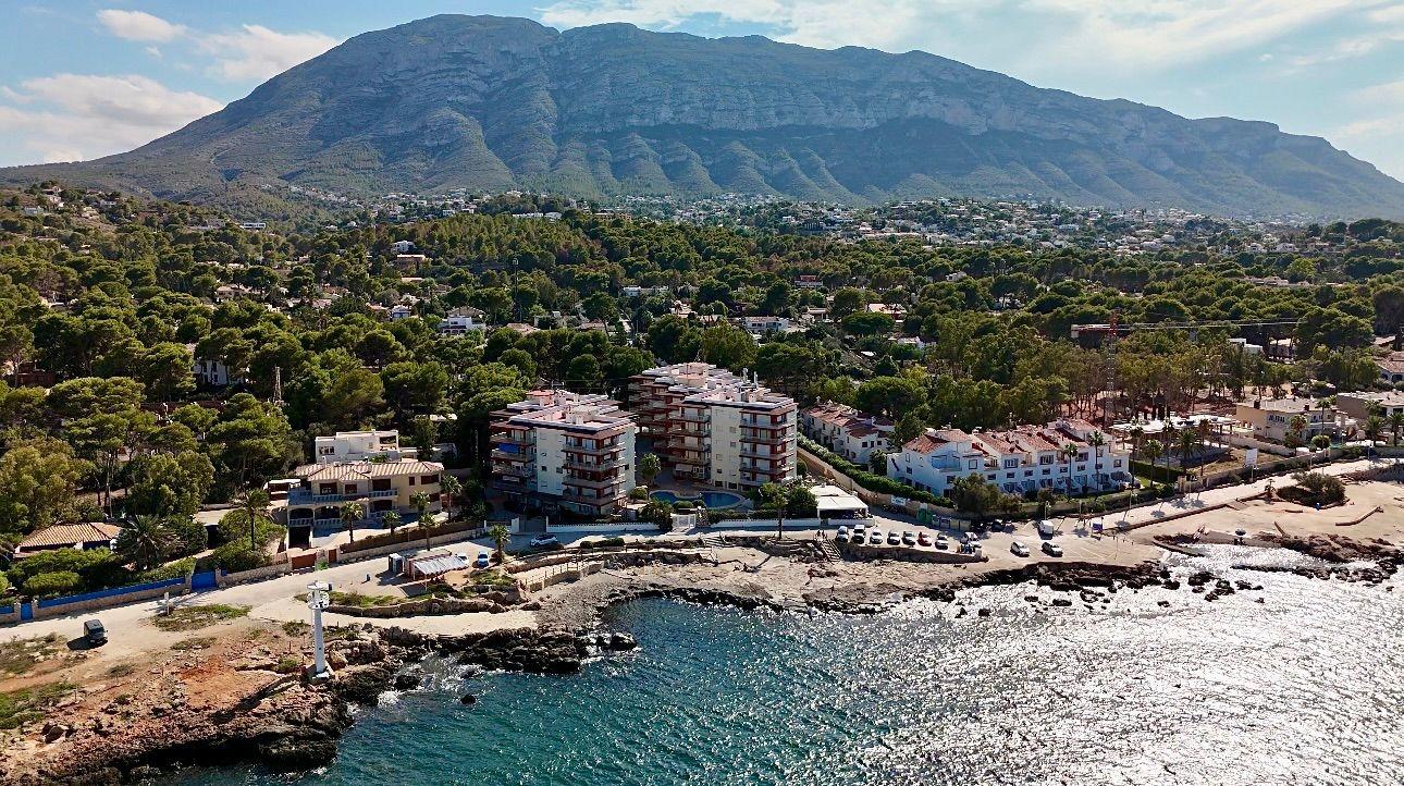 23-27 Detached villa close to the sea in Las Rotas