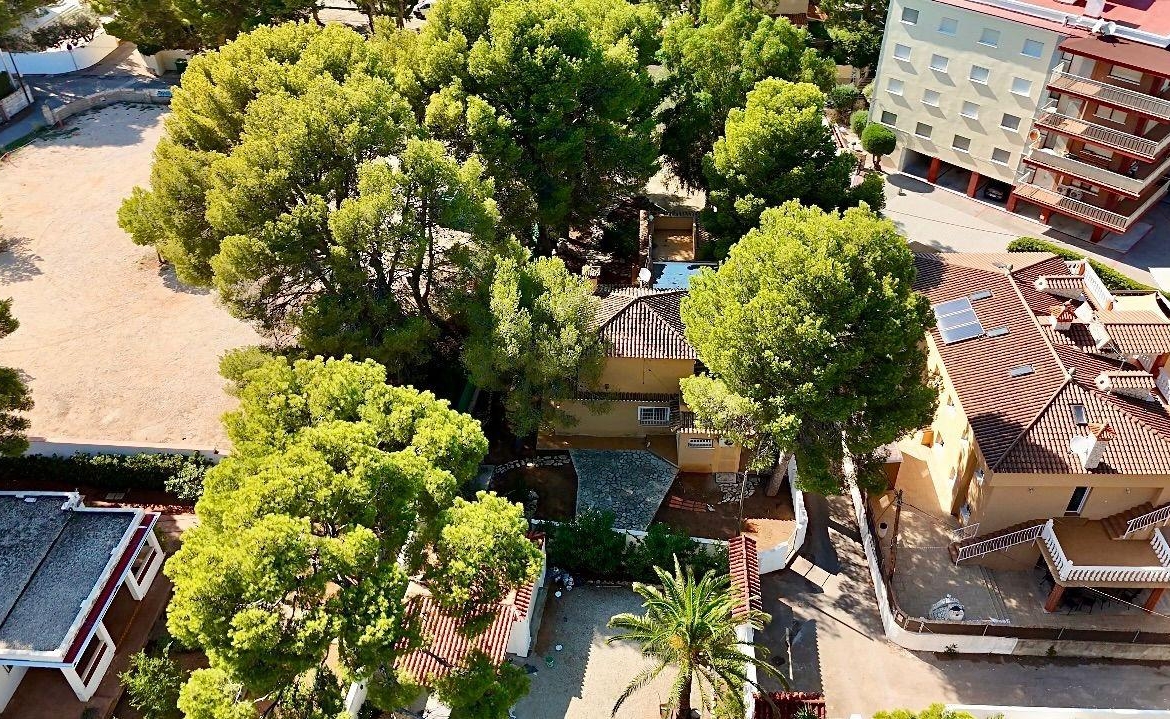 Detached villa close to the sea in Las Rotas