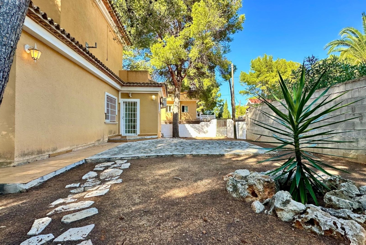 Detached villa close to the sea in Las Rotas
