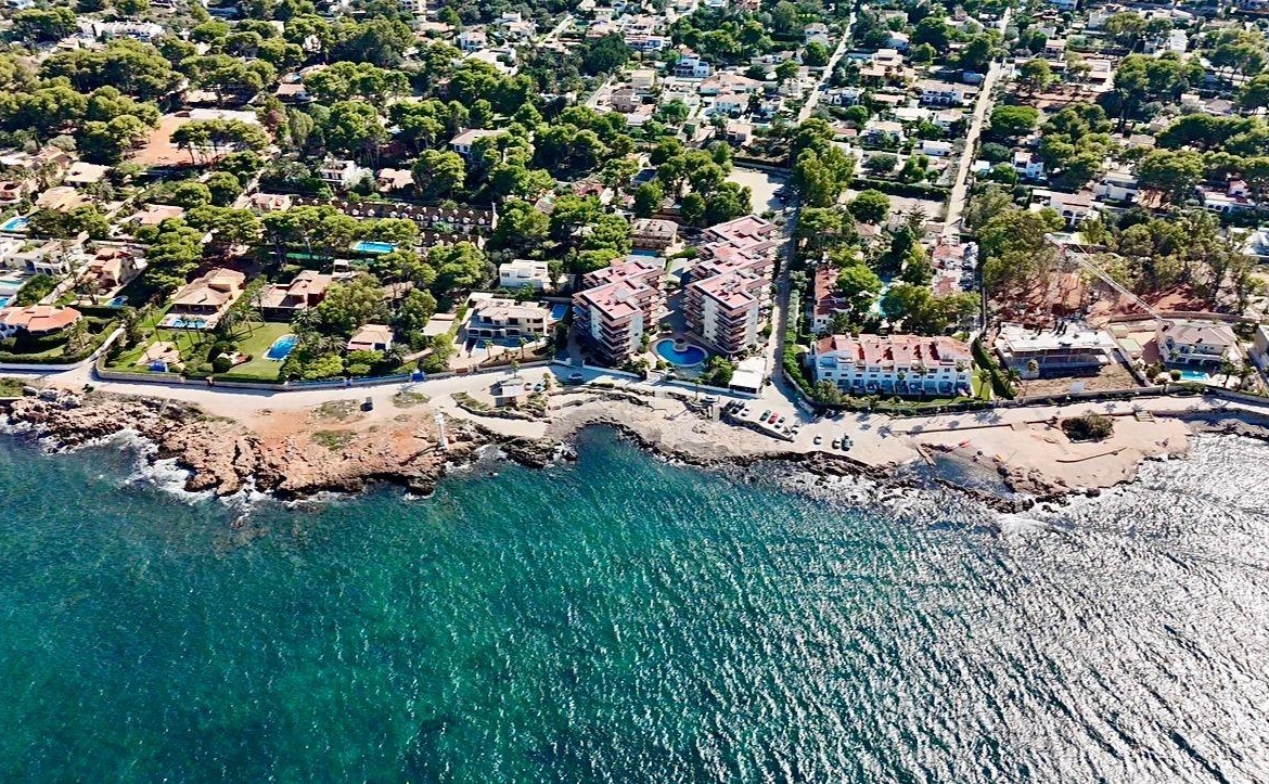 Detached villa close to the sea in Las Rotas