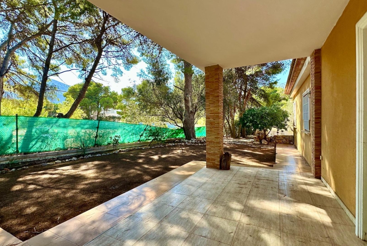 Detached villa close to the sea in Las Rotas