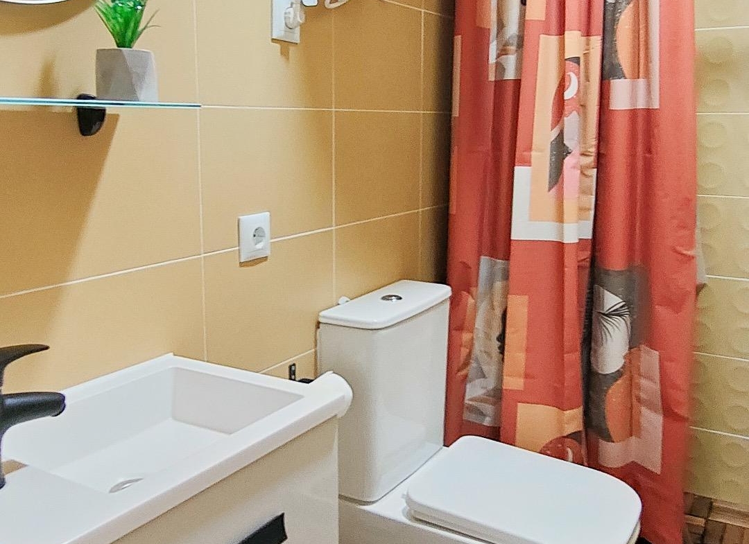 APARTHOTEL OF 4 COMPLETE FLATS WITH TOURIST LICENCE IN THE CENTRE OF ALICANTE FOR SALE