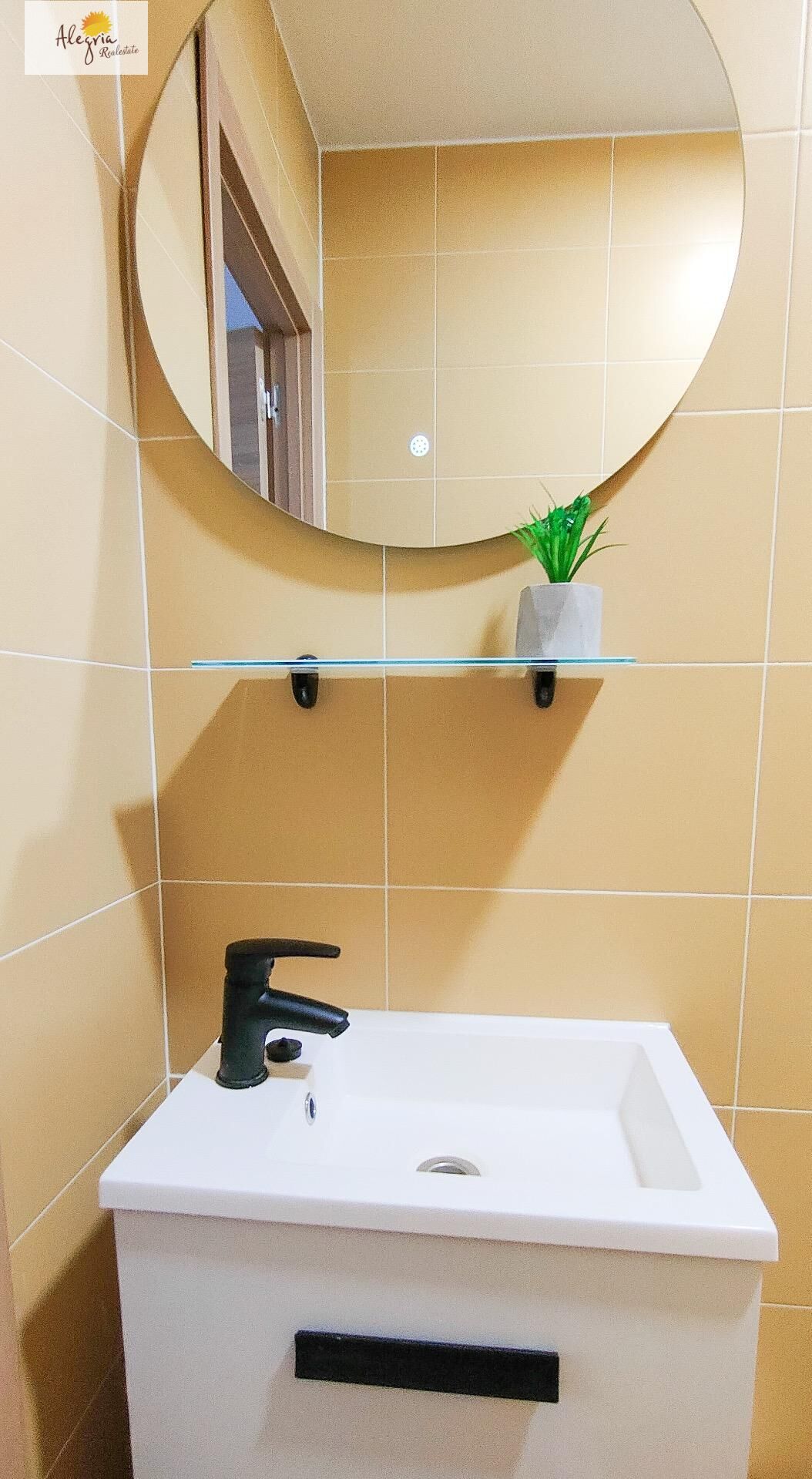 28-18 APARTHOTEL OF 4 COMPLETE FLATS WITH TOURIST LICENCE IN THE CENTRE OF ALICANTE FOR SALE