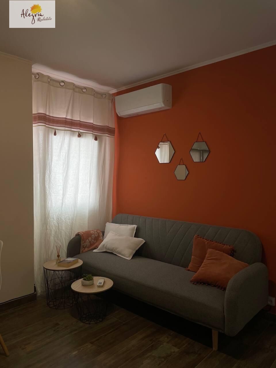 28-19 APARTHOTEL OF 4 COMPLETE FLATS WITH TOURIST LICENCE IN THE CENTRE OF ALICANTE FOR SALE