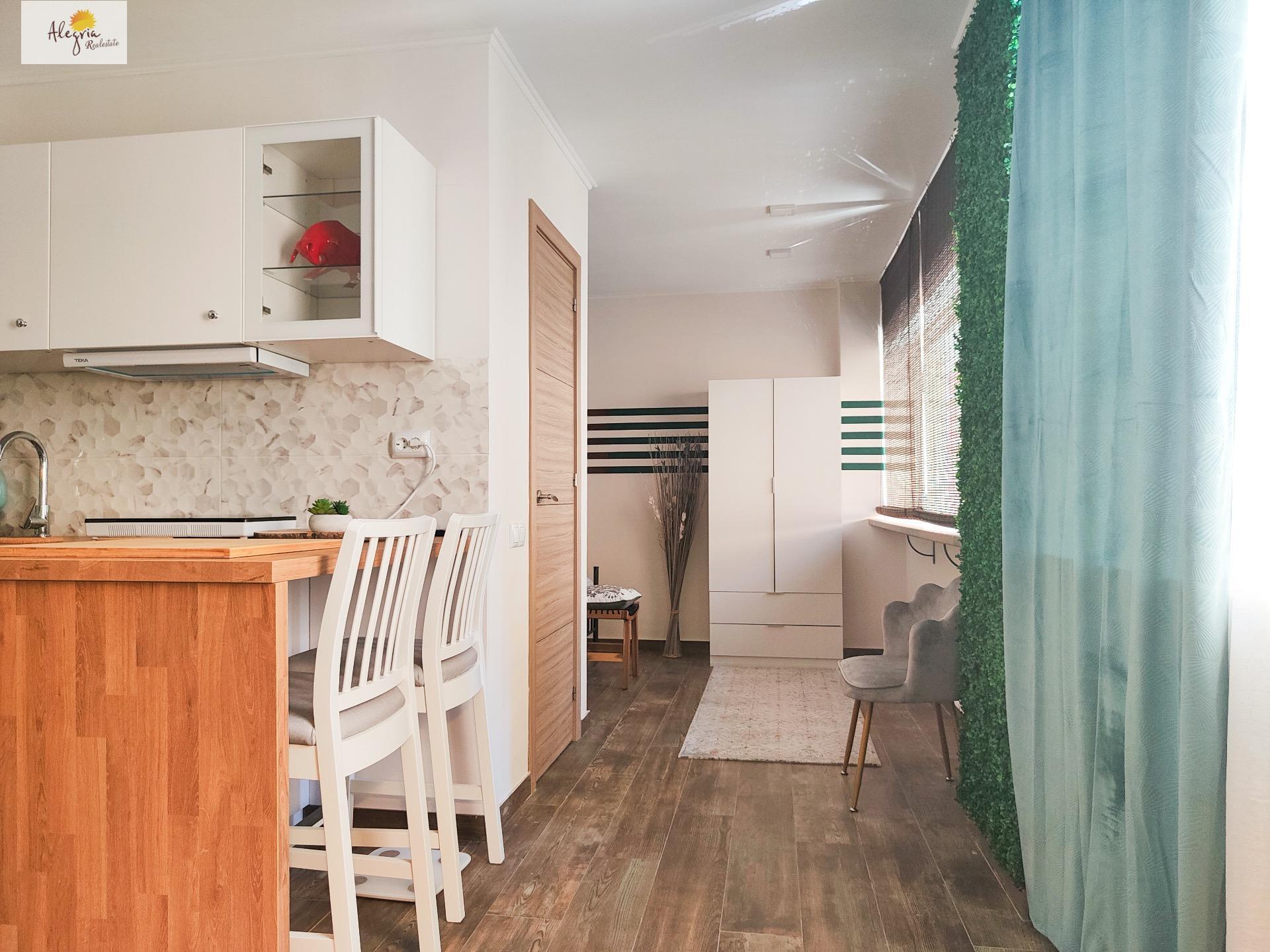 28-8 APARTHOTEL OF 4 COMPLETE FLATS WITH TOURIST LICENCE IN THE CENTRE OF ALICANTE FOR SALE