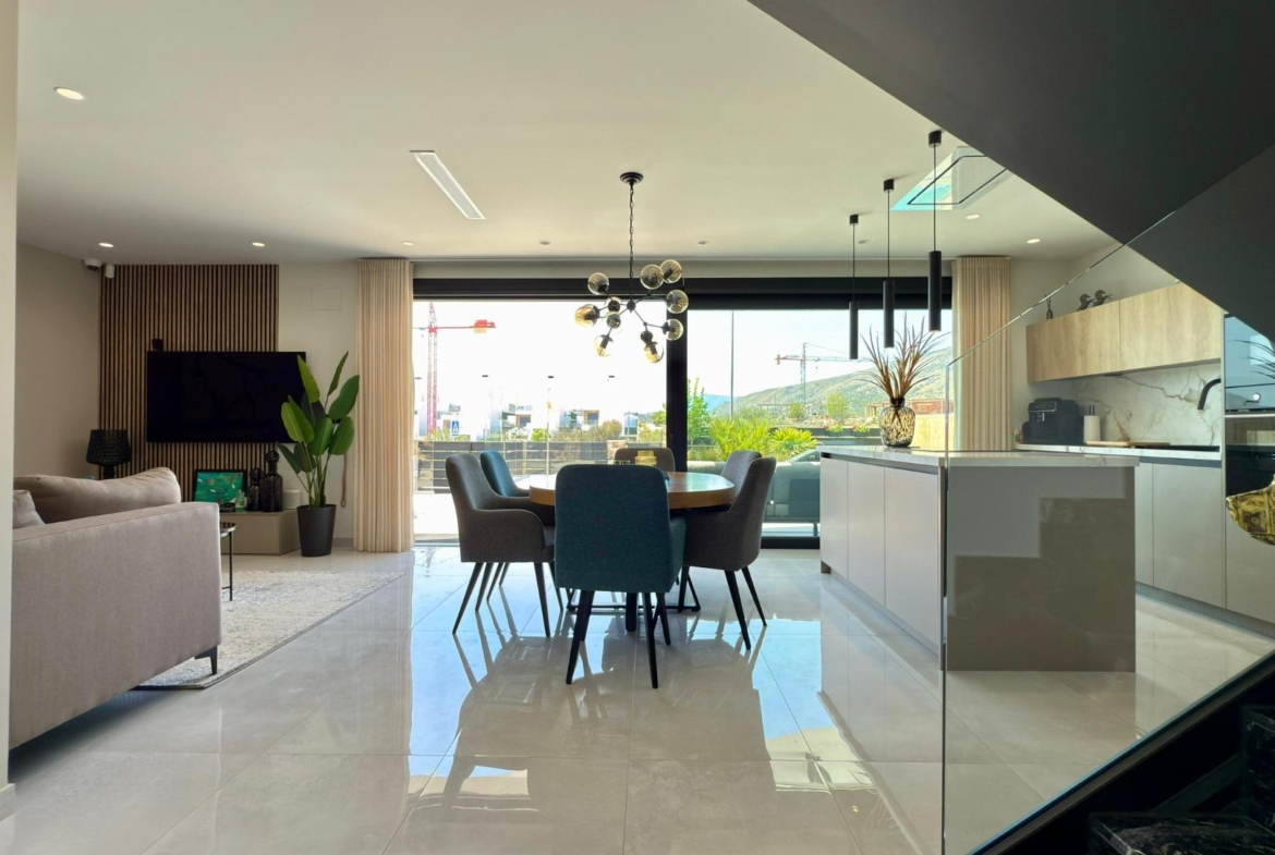LUXURY VILLA WITH MAGNIFICENT VIEWS IN FINESTRAT