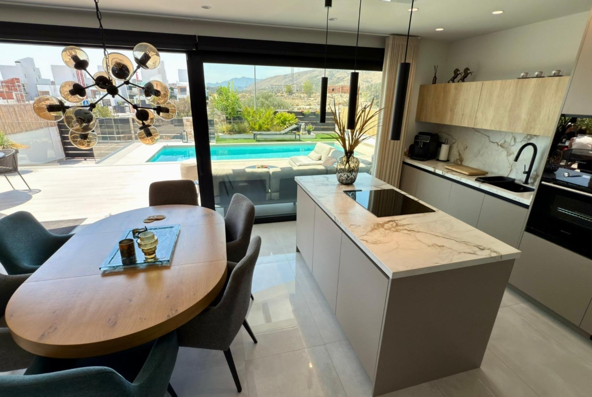 LUXURY VILLA WITH MAGNIFICENT VIEWS IN FINESTRAT