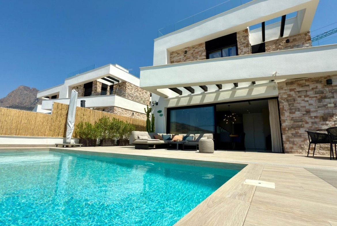 LUXURY VILLA WITH MAGNIFICENT VIEWS IN FINESTRAT
