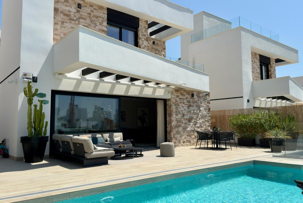 LUXURY VILLA WITH MAGNIFICENT VIEWS IN FINESTRAT