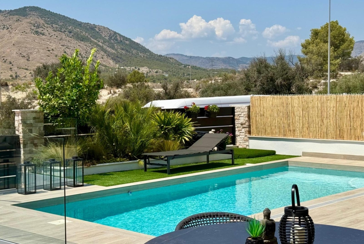 LUXURY VILLA WITH MAGNIFICENT VIEWS IN FINESTRAT