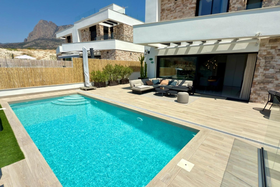 LUXURY VILLA WITH MAGNIFICENT VIEWS IN FINESTRAT