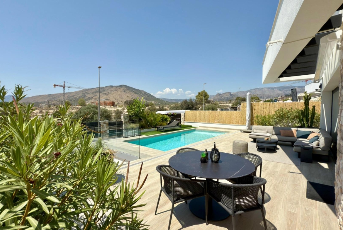 LUXURY VILLA WITH MAGNIFICENT VIEWS IN FINESTRAT